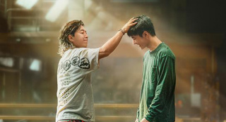 大鹏新作《热烈》杀青 黄渤王一博上演“摸头杀”