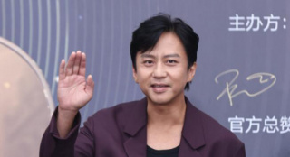 微博电影之夜老朋友邓超亮相 表情轻松与影迷互动