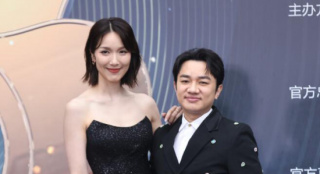 微博电影之夜红毯王祖蓝贴心 妻子李亚男大秀美腿