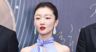 周冬雨缎面紫罗兰裙优雅知性 与《长空之王》同台