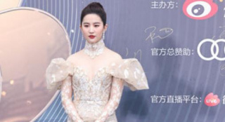 刘亦菲亮片点缀长裙优雅温柔 亮相微博电影之夜
