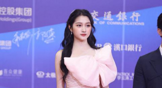 关晓彤百花奖红毯秀修长美腿 粉色纱裙飘逸灵动