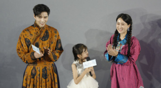 《海的尽头是草原》首映 马苏含泪感谢尔冬升导演