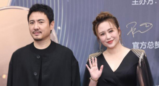 《独行月球》剧组亮相红毯 沈腾表演“拆车胎”