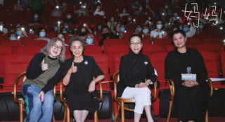《妈妈！》上海首映获赞 吴彦姝奚美娟牵手亮相