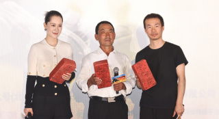 电影《隐入尘烟》首映 海清现场拥抱男主角武仁林