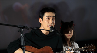 《人生大事》武汉路演 朱一龙兴奋回乡弹唱歌曲