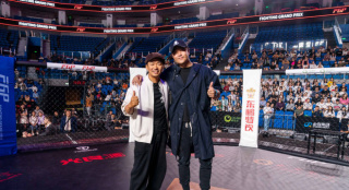 陈思诚探班《八角笼中》 与导演王宝强搞怪合影